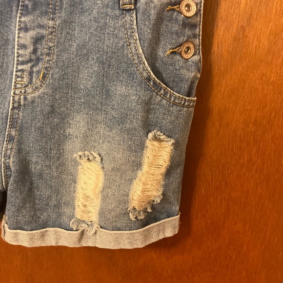 Girls Jean short overalls. Distressed with adjustable straps and stud buttons - Picture 6 of 9